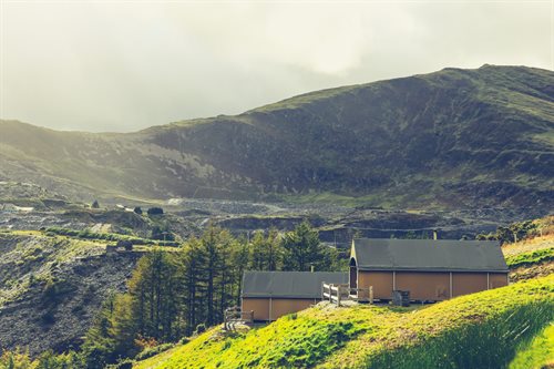 Plas Weunydd, Llechwedd