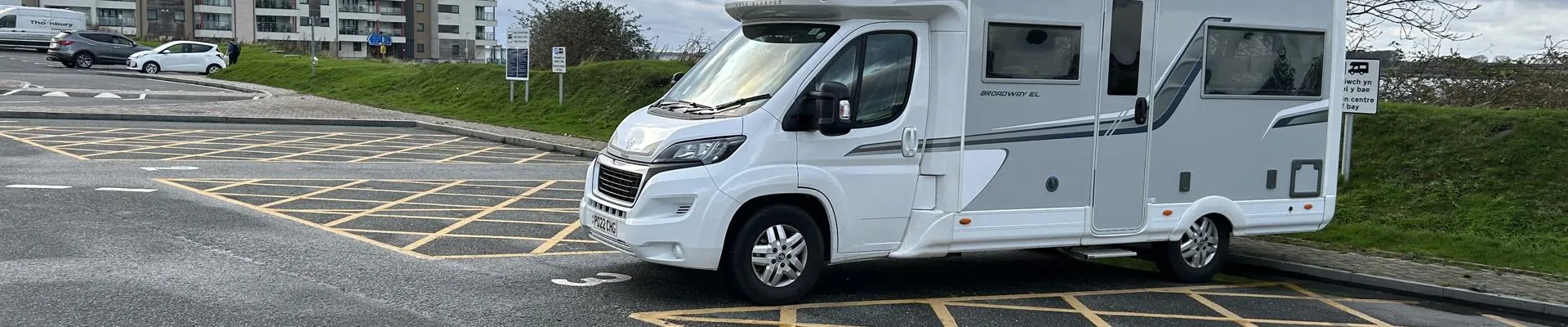 Cartref modur yn safle Arosfan Caernarfon