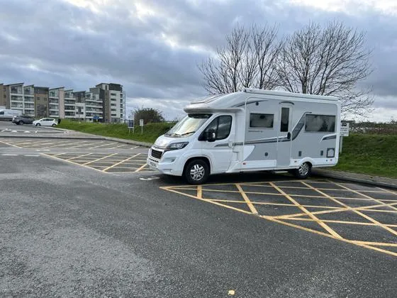 Cartref modur yn safle Arosfan Caernarfon