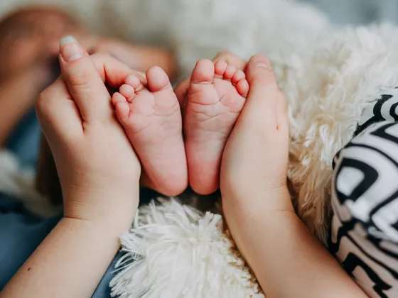 Hands holding babies feet