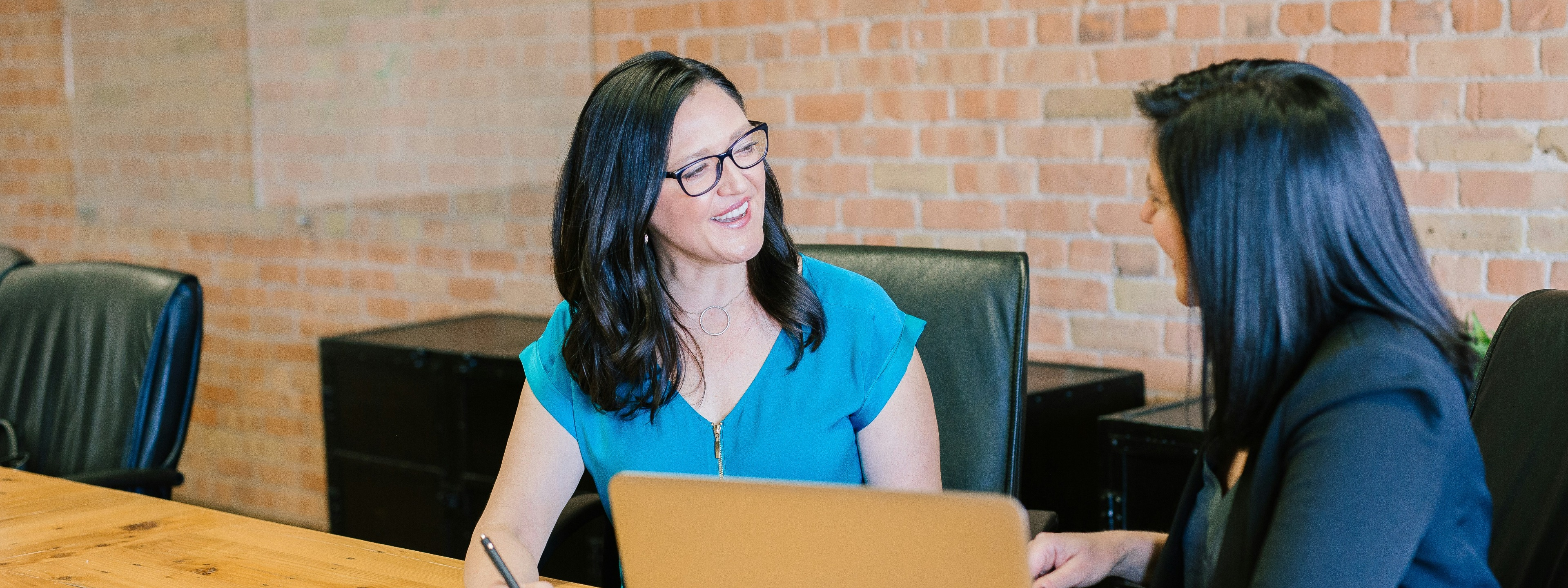 Two people talking by the desk