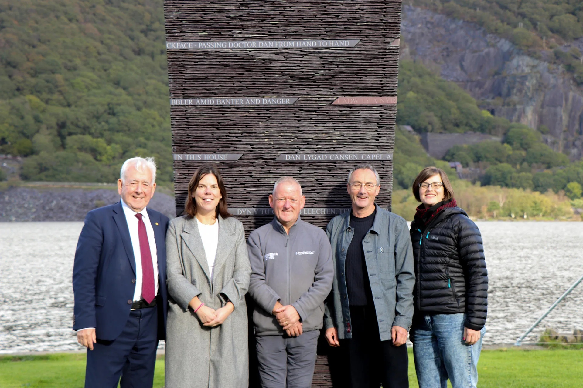 Dafydd Wigley, Cyng.Nia Jeffreys, Johnjo Jones, Howard Bowcott, Gwenlli Haf Evans o flaen cerflun llechi llanberis