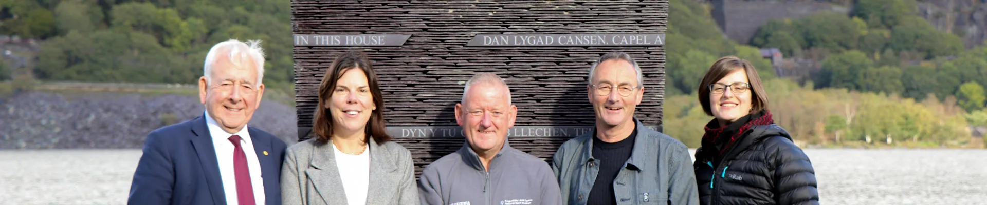 Dafydd Wigley, Cyng.Nia Jeffreys, Johnjo Jones, Howard Bowcott, Gwenlli Haf Evans o flaen cerflun llechi llanberis