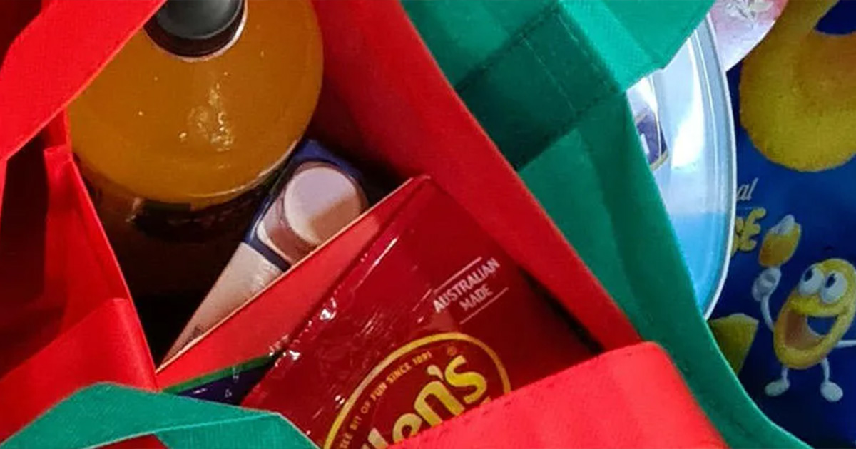 Shopping bag with food