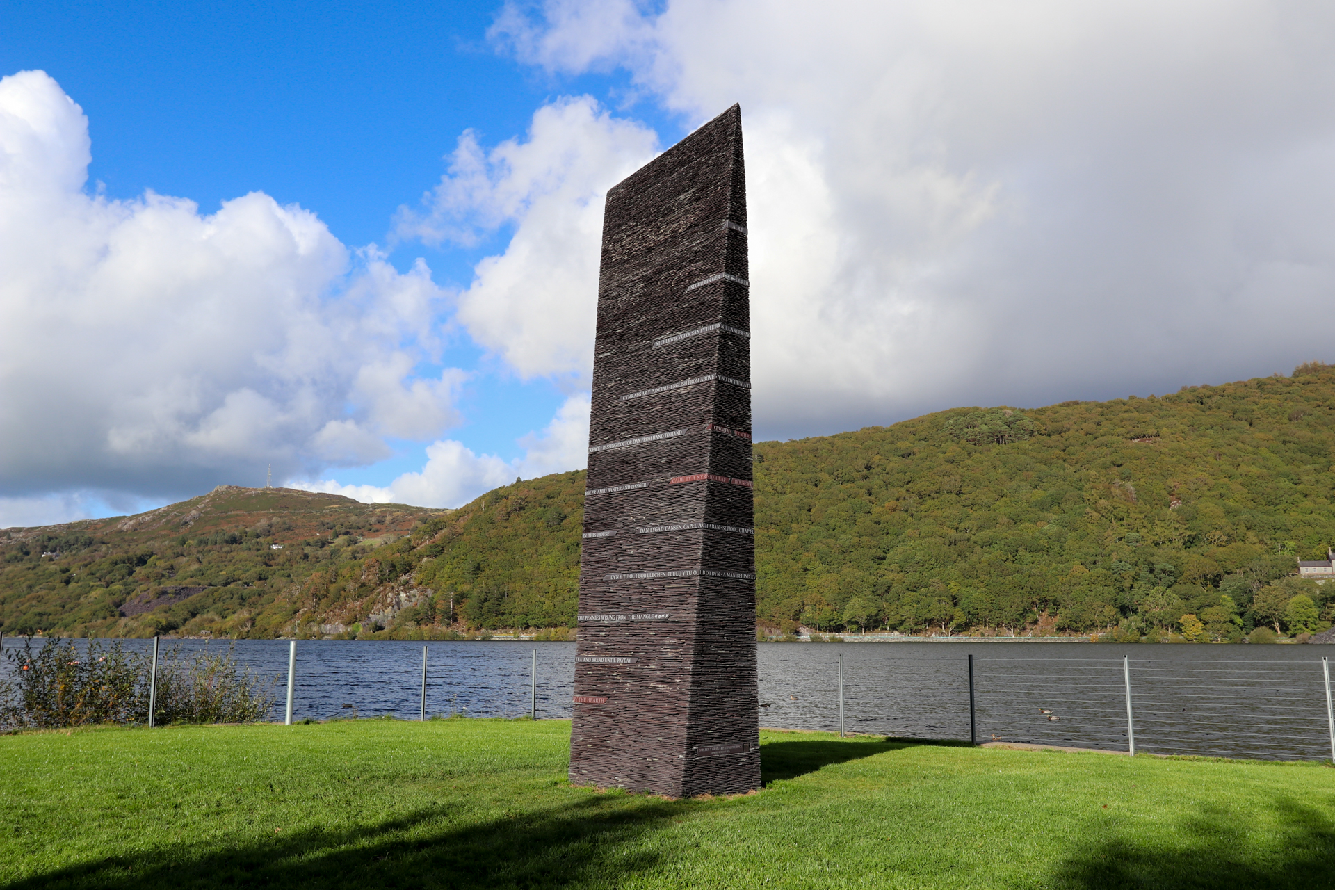 Cerflun Darllen y Graig - Reading the Rock sculpture