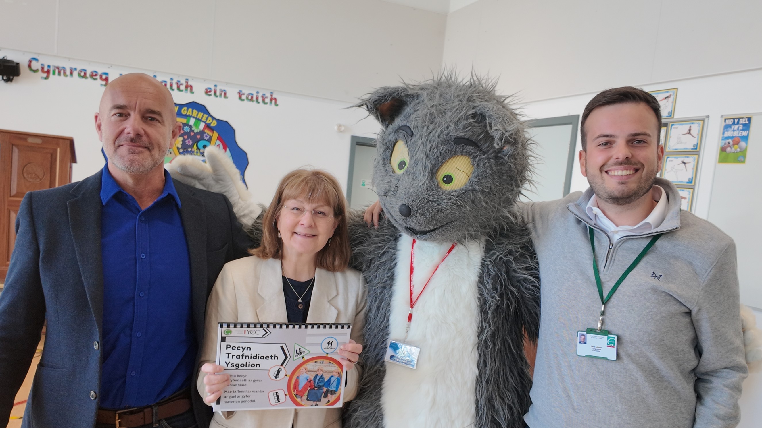 Cynghorydd Craig ab Iago, Cynghorydd Elin Walker Jones, Cynghorydd Dewi Jones gyda mascot 'Carys Ofalus'
