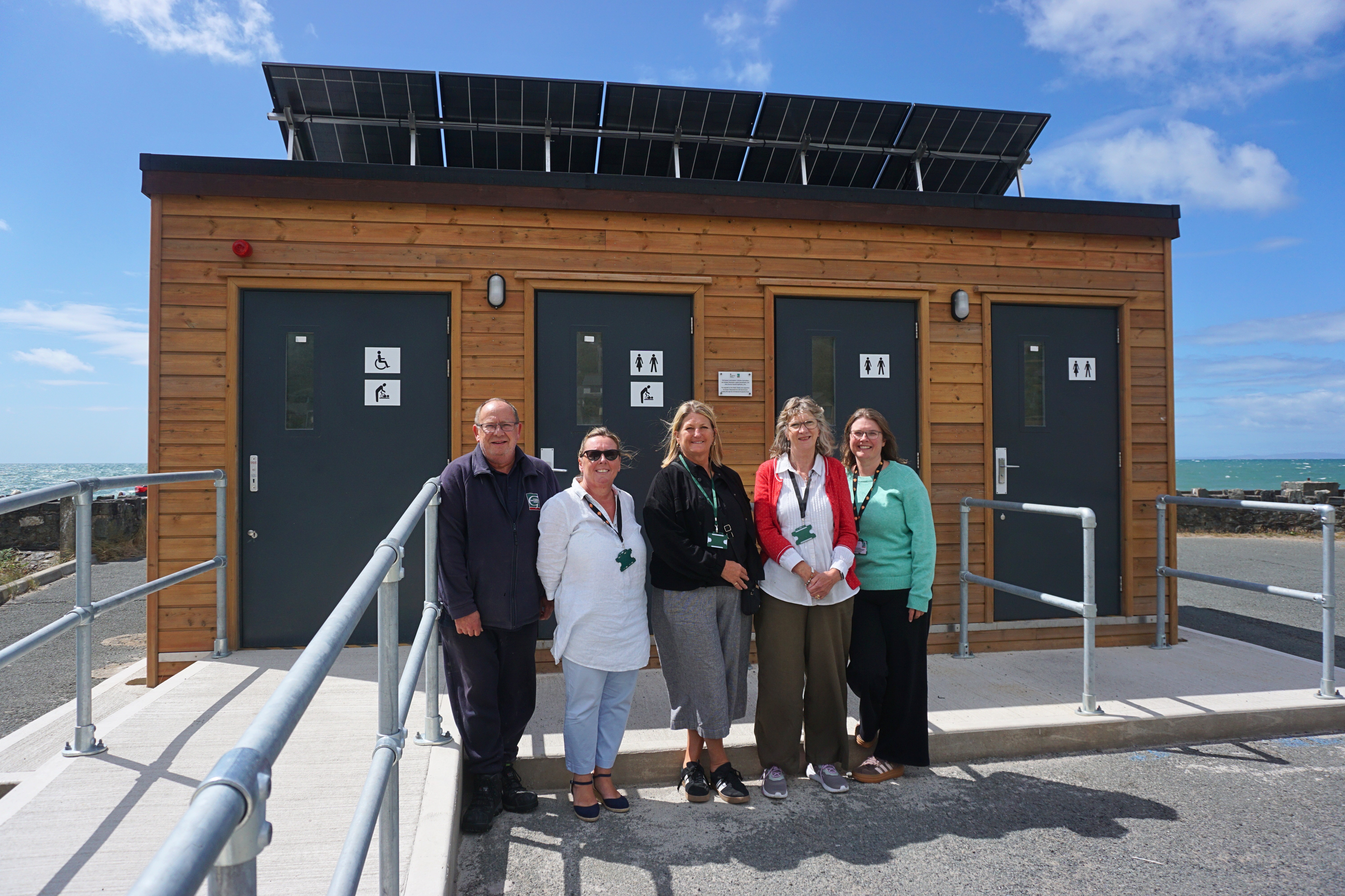 Swyddogion o flaen toiledau Abermaw. Officers outside Barmouth toilets