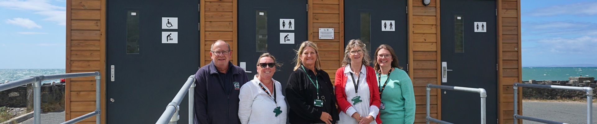 Swyddogion o flaen toiledau Abermaw. Officers outside Barmouth toilets