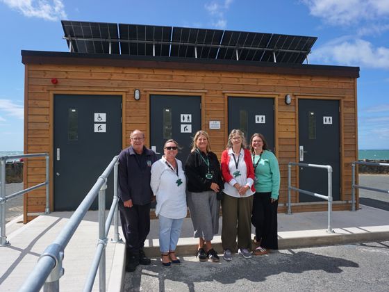 Swyddogion o flaen toiledau Abermaw. Officers outside Barmouth toilets